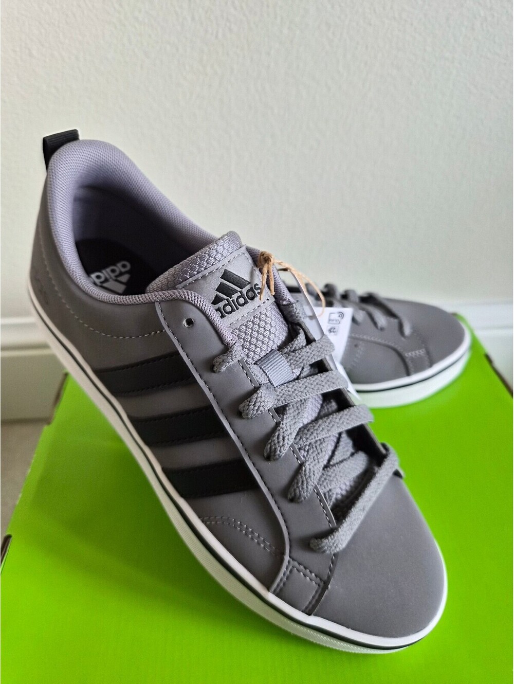 Adidas Men's Gray Sneakers with Black Stripes Size 7.5 0182